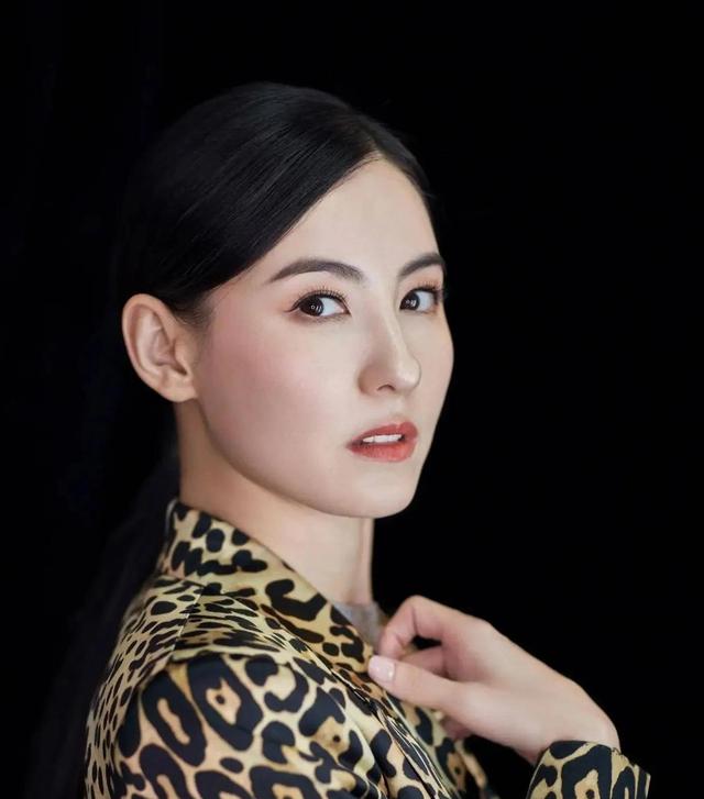 近况！张柏芝定居上海穿胶靴去买菜，太有意思了