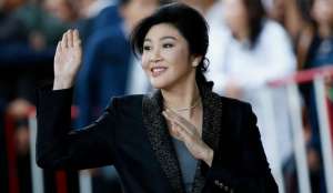 英拉图片(55岁英拉很幸福：全家在迪拜庆祝泼水节，18岁儿子和舅舅一个模子)