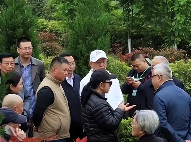 让人唏嘘！一代影星“刘晓庆”老家选墓地，素颜老人装扮引热议