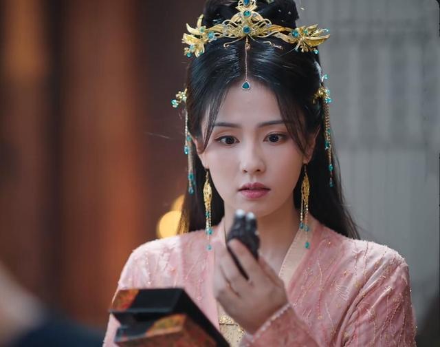 《长月烬明》叶冰裳真面目曝光，澹台烬为何舍苏苏救她？原因有三