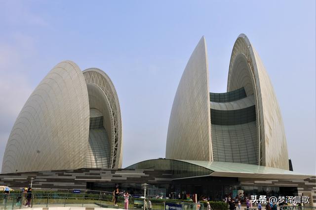 中国唯一建设在海岛上的歌剧院“珠海大剧院”