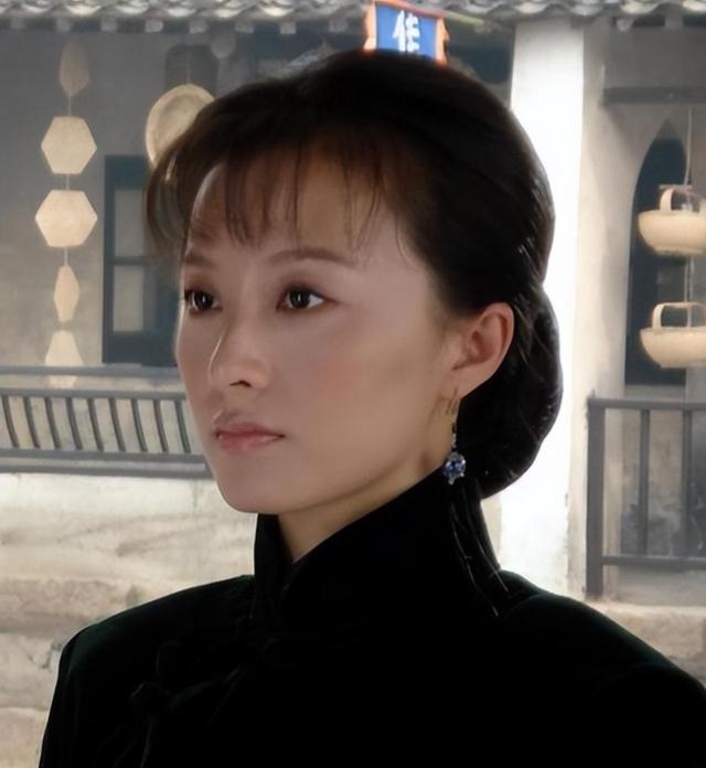 25岁被琼瑶捧红，为245万“出卖身体”，恋爱7天和丑男闪婚