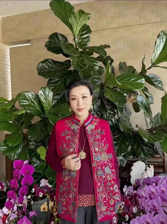 69岁吕良伟过年晒一家人豪宅照，儿子肥硕老婆美，家里摆满年宵花