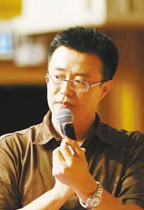 白燕升,结婚九个月妻子瘫痪不抛弃,45岁离开央视,50岁儿女双全