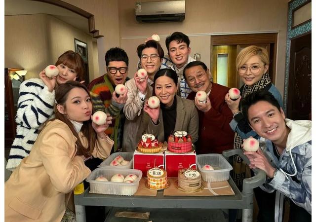 TVB花旦滕丽名获同剧演员提前庆生，与富商老公结婚12年不生育