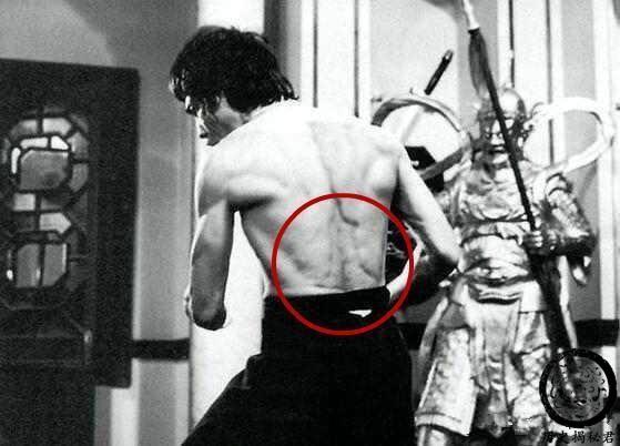 一组李小龙的珍贵训练照:背部肌肉夸张,图九放大后让人惊叹