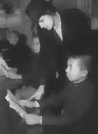 “我是王子。”“不,在这里你叫吉米。”这个神秘组织,把天皇从神的儿子变成普通人?