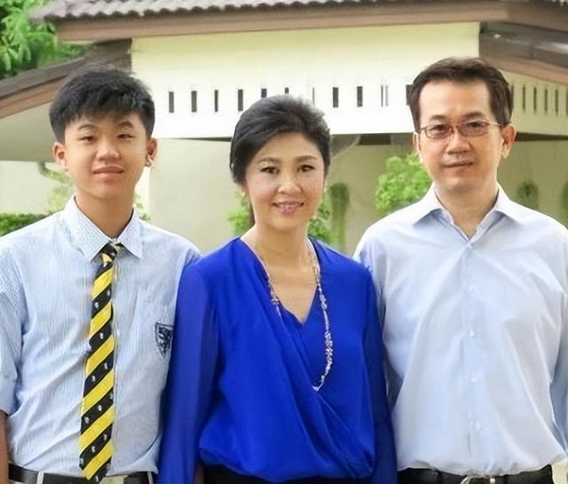 55岁英拉很幸福：全家在迪拜庆祝泼水节，18岁儿子和舅舅一个模子