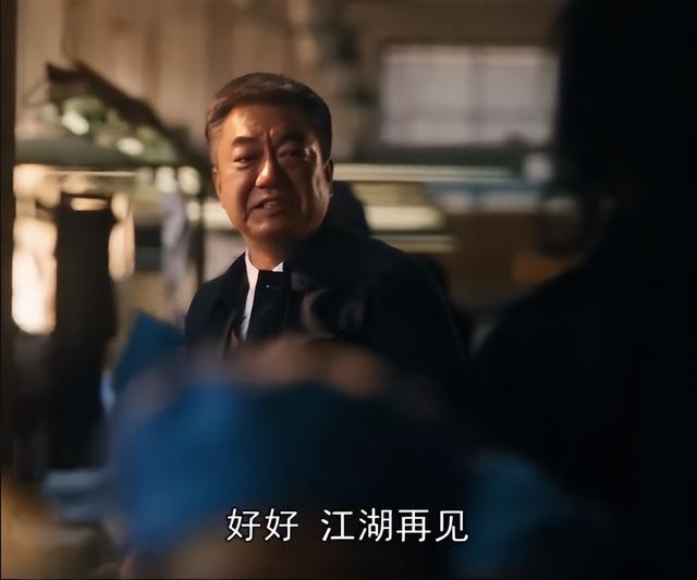 55岁董勇巴黎被偶遇，满头白发长胡子又老又胖，妻女玩手机太入迷