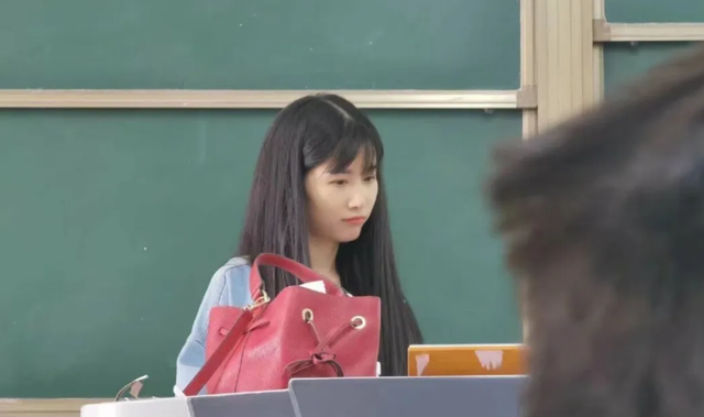 上海某高校女老师走红，外表神似“芭比娃娃”，男生都不敢直视