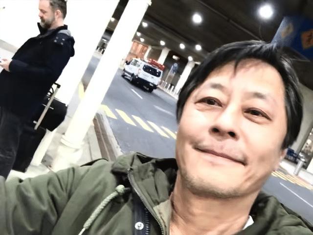 曝60岁王杰和富婆如胶似漆，定居加拿大好惬意，胡子拉碴不修边幅