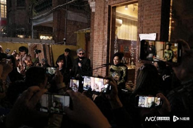 邓智伟东山口快闪引人潮，曝新专辑主题曾三度更改