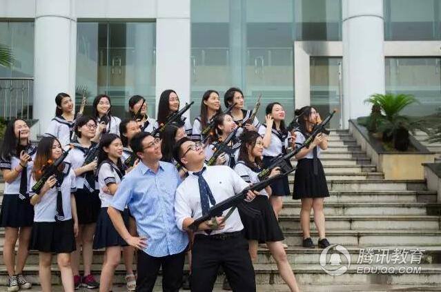 反差萌!大学生穿水手服扛枪拍毕业照