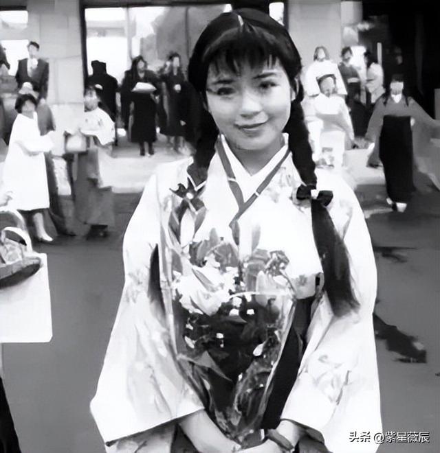 坚强的朱迅：17岁异国患癌，37岁失去父亲，母亲是她一生的痛