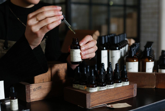 中世纪欧洲贵妇有多“脏”？在裙子里大小便，粪便和尿液无处不在