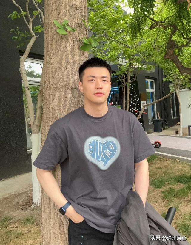 很有男人味的寸头帅哥