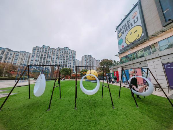 这个冬天,记得微笑!风靡全球的超级品牌“黄色笑脸”空降上海本土社区