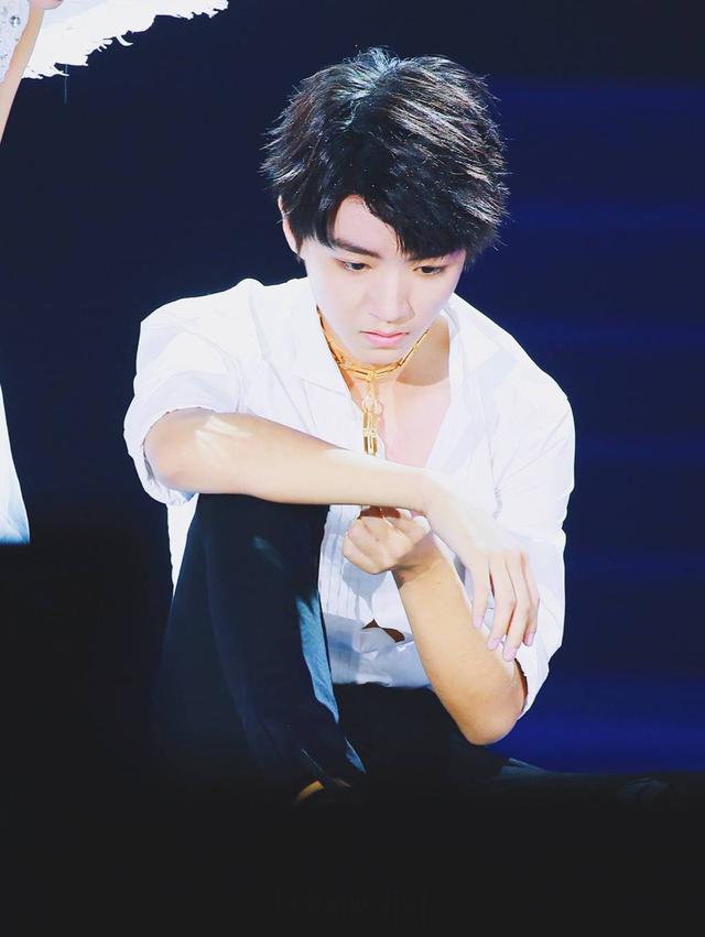 父亲是出租车司机,母亲是理发师,年少成名的王俊凯,18岁身家过亿