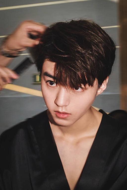 父亲是出租车司机,母亲是理发师,年少成名的王俊凯,18岁身家过亿