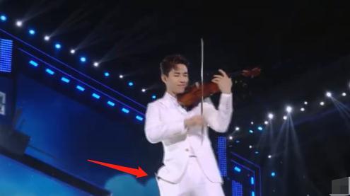 刘宪华专业能力有多强？为拉小提琴，将话筒放在了口袋里