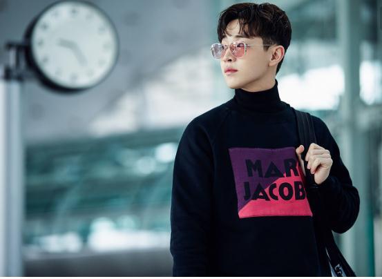 刘宪华专业能力有多强？为拉小提琴，将话筒放在了口袋里