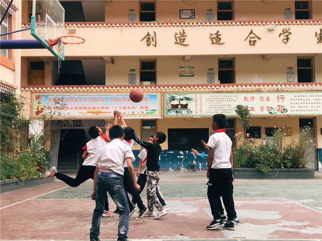 大山里的索朗扎西：在共享单车环保篮球场上打球像在飞