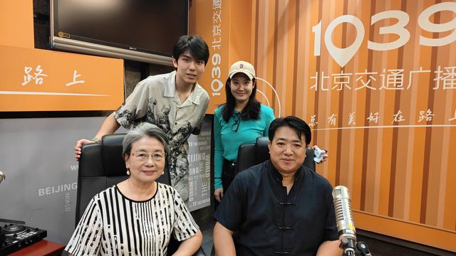 雪石创作诗歌《欢乐正前方》并在北京交通台直播中朗诵