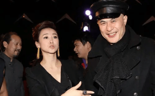 他被誉为“风月片”教父，拦截训练中的女兵，直言：我们结婚吧