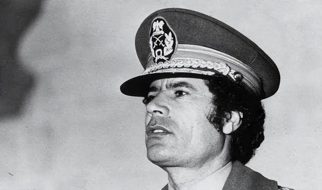 独裁42年得罪五常,中东疯狗卡扎菲,是利比亚救星又死于人民之手