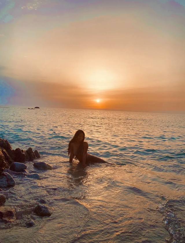 真人版小美人鱼晒美照,身材火辣表情自信,网友:别有风味