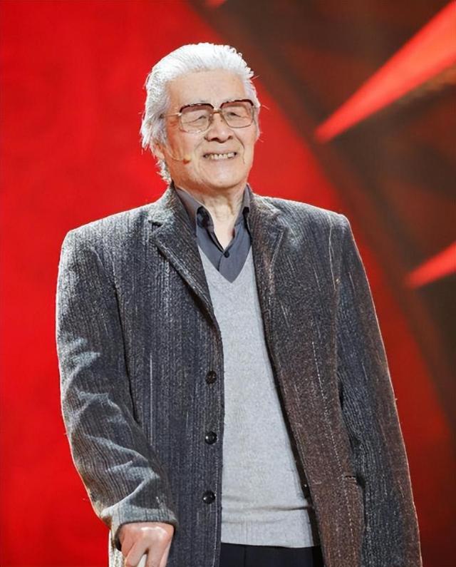隐姓埋名75年，与演员妻子恩爱64年，95岁的蓝天野传奇一生
