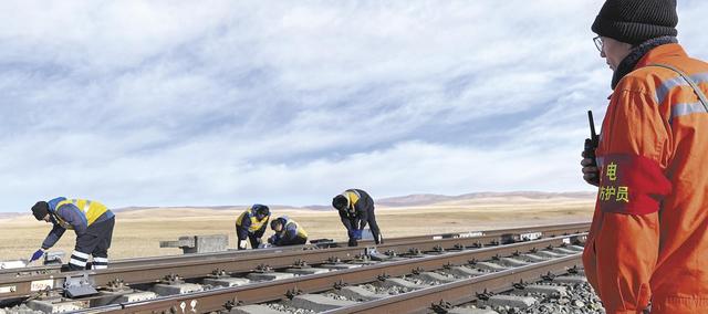 沱沱河信号车间里的硬汉柔情