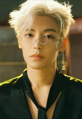 明星风范(侯明昊私下人品获赞，谦逊有礼尽显明星风范)