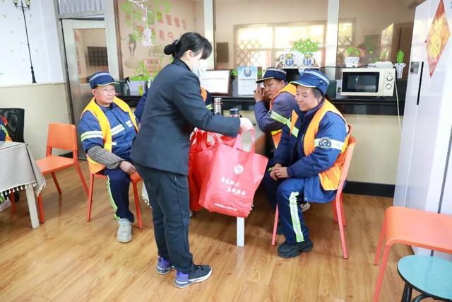 寒风凛冽,不减暖意!这一“最美工会户外劳动者服务点”向户外奔波的他们送去温暖