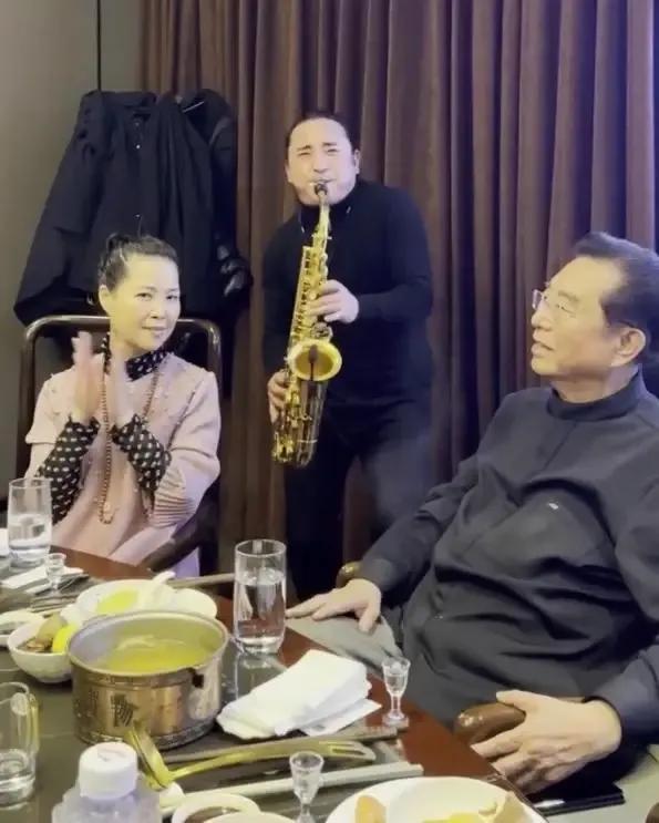 李双江每月养老金高达3万，梦鸽李天一连夜转移资产，在美国定居