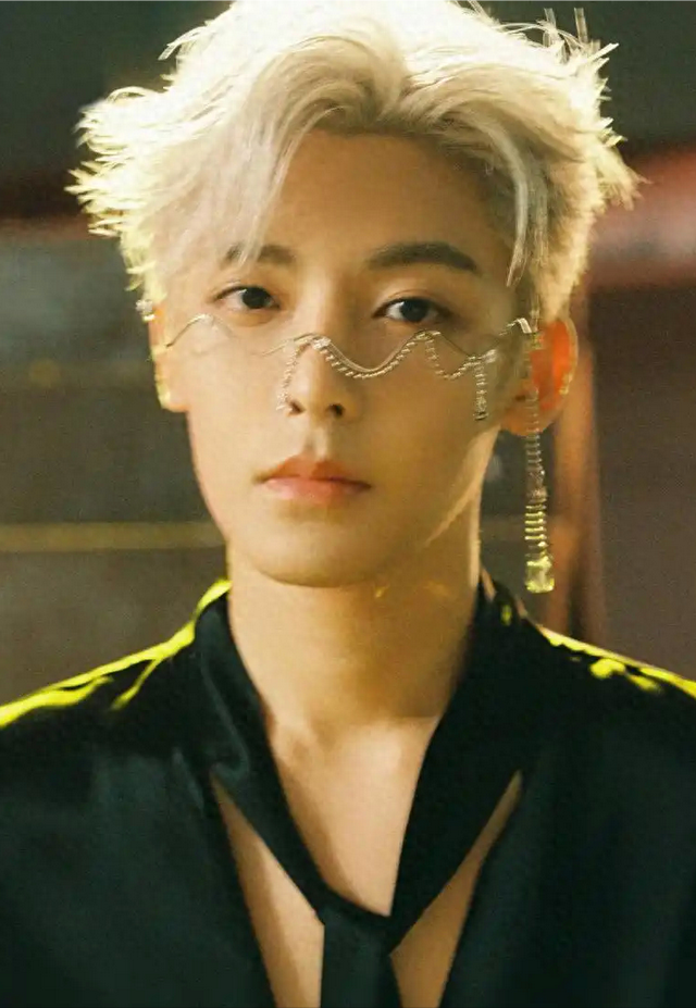 侯明昊私下人品获赞，谦逊有礼尽显明星风范