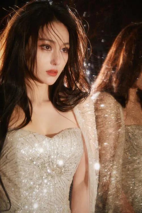 张馨予:写真一场震撼视觉的时尚绮梦