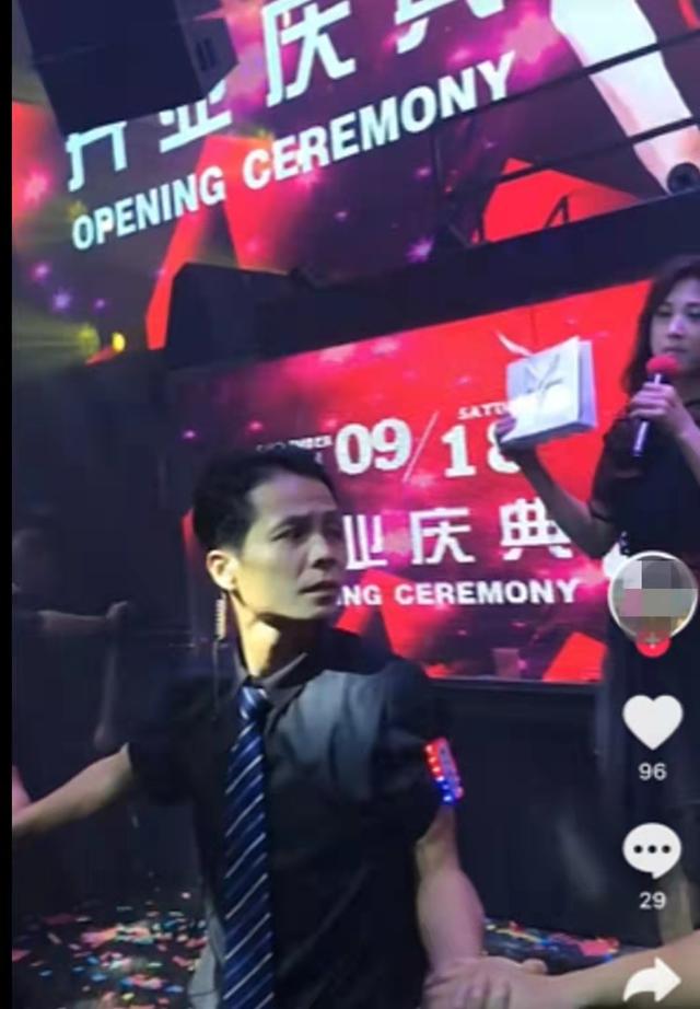 内地登台因长腿抢镜，TVB女星袁洁仪曾三度流产，提议老公找情人