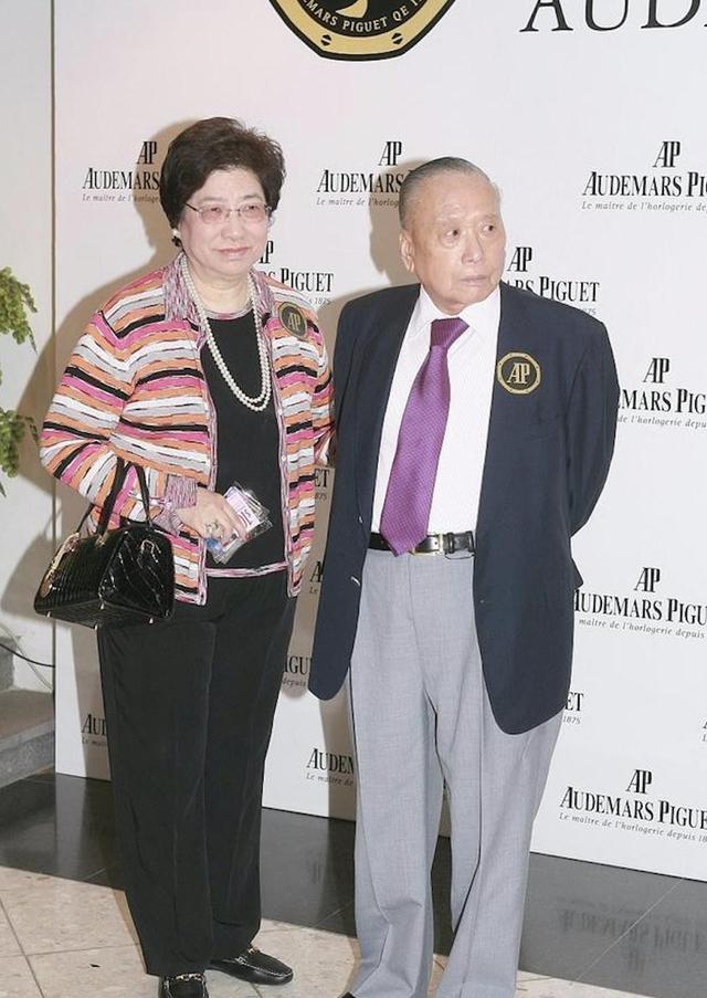 林建岳邱达昌俩豪门聚餐，子女打成一片，林恬儿搂着父亲义父合照