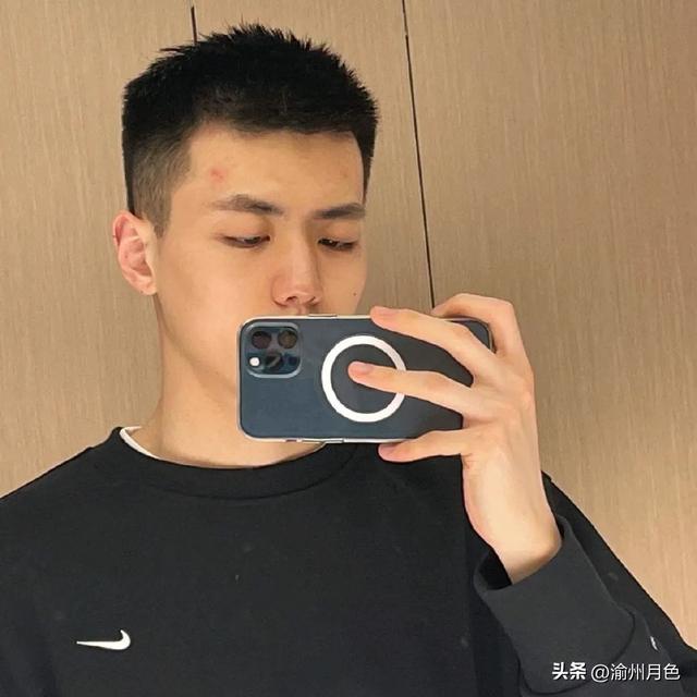 很有男人味的寸头帅哥