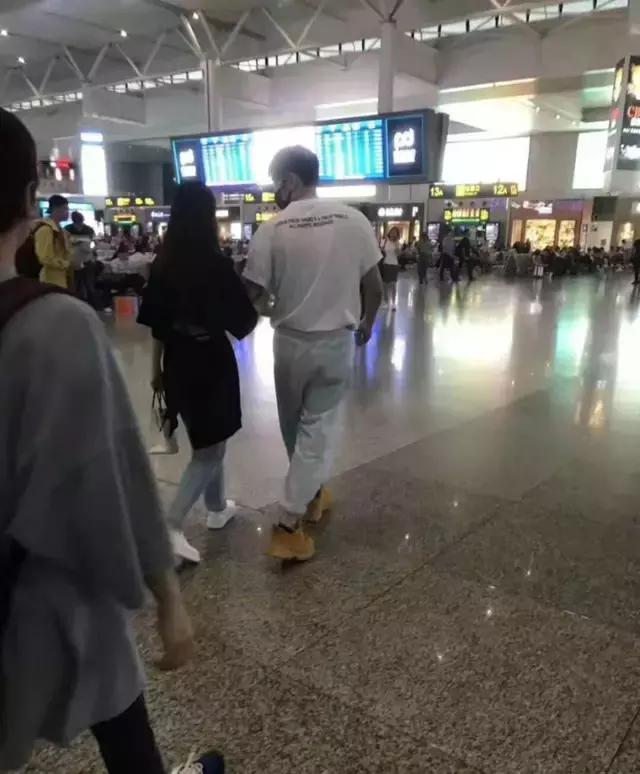 官宣！杨丞琳承认与李荣浩结婚：我们前天领证了