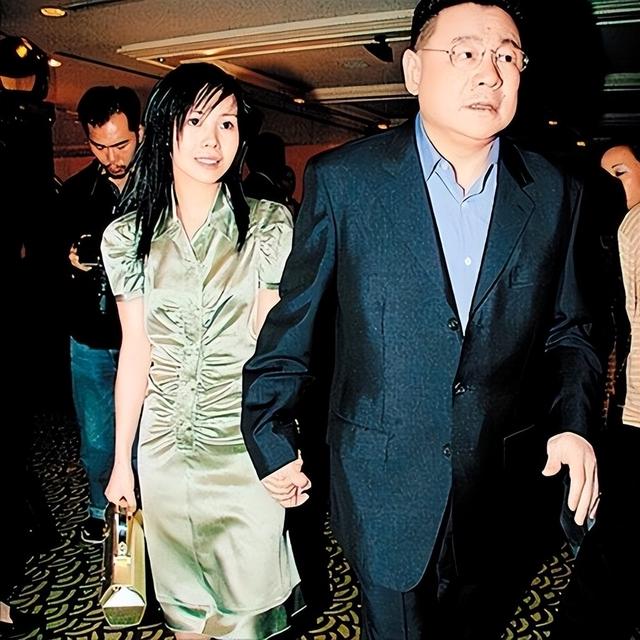 甘比好手段：钩织店打造贤妻良母人设，套牢刘銮雄独掌700亿家产