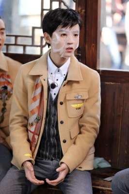 王源身价多少亿(父亲是出租车司机,母亲是理发师,年少成名的王俊凯,18岁身家过亿)