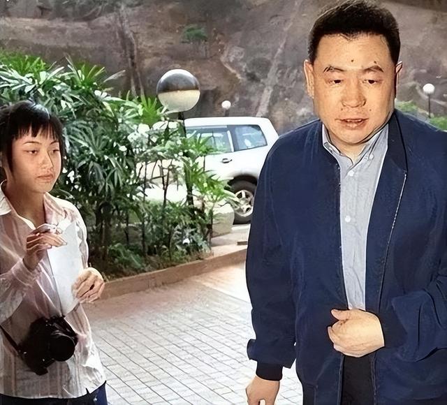 甘比好手段：钩织店打造贤妻良母人设，套牢刘銮雄独掌700亿家产