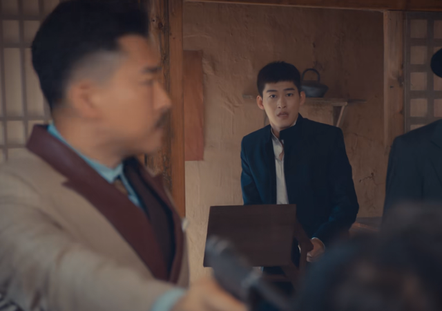 烽烟尽处：37岁张翰给42岁女明星演儿子，母子同框画面尴尬了