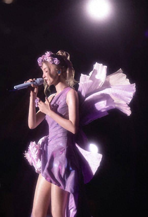 邓紫棋再度翻车!穿婚纱如走光,网友直呼得罪了设计师