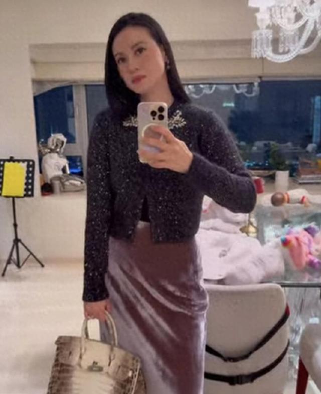 林建岳邱达昌俩豪门聚餐，子女打成一片，林恬儿搂着父亲义父合照