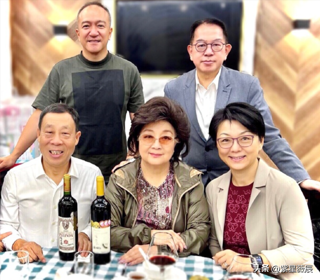 刘德华、发哥下跪致敬，宁离婚不改国籍的徐小凤，如今怎么样了？