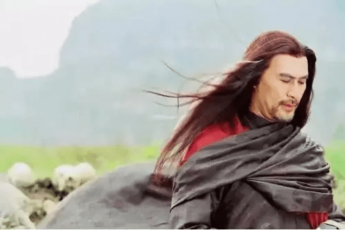 他被誉为“风月片”教父，拦截训练中的女兵，直言：我们结婚吧