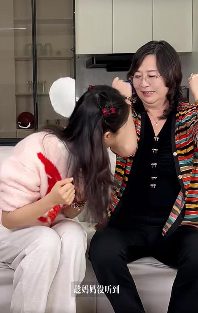 孙红雷接丈母娘北京过年，岳母首露面，看着比他大不了几岁好年轻